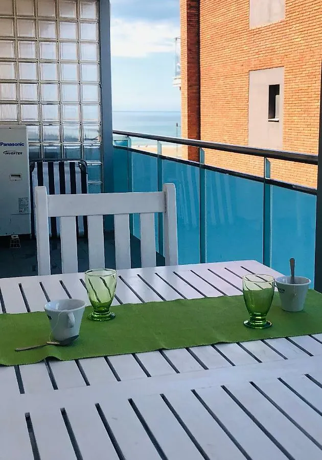 Lets Holidays New Flat Beachfront In カステルデフェルス
